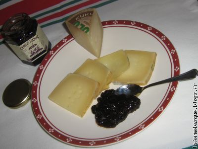 assiette de fromage prêt à déguster avec de la cerise noire